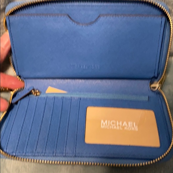 Michael Kors Wristlet Blue - Picture 3 of 7